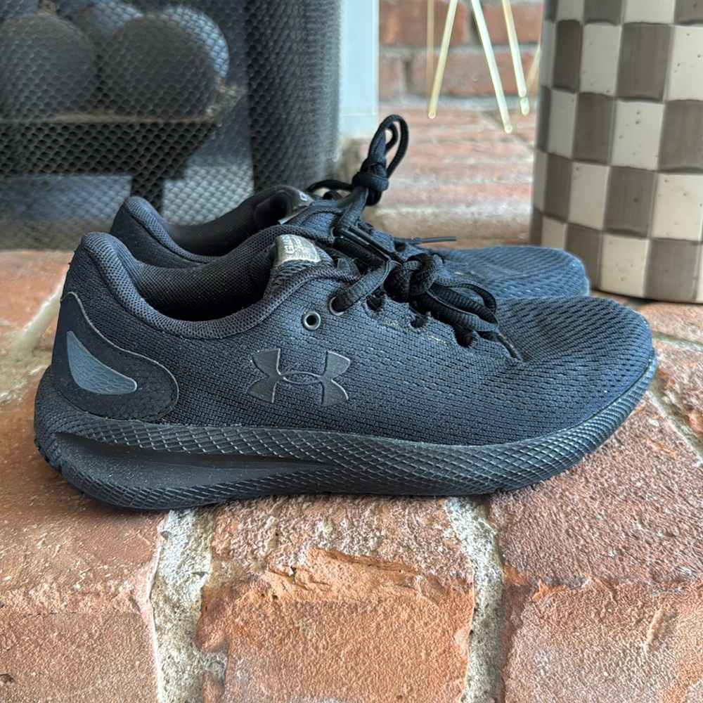 Under Amour women’s black sneakers sz 8